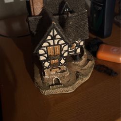 Many different not just the ones in the picture. I have plenty David Winters cottage and homes.