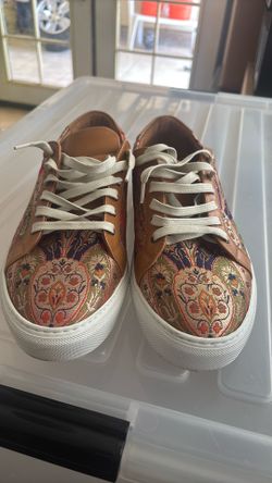 Low top sneakers