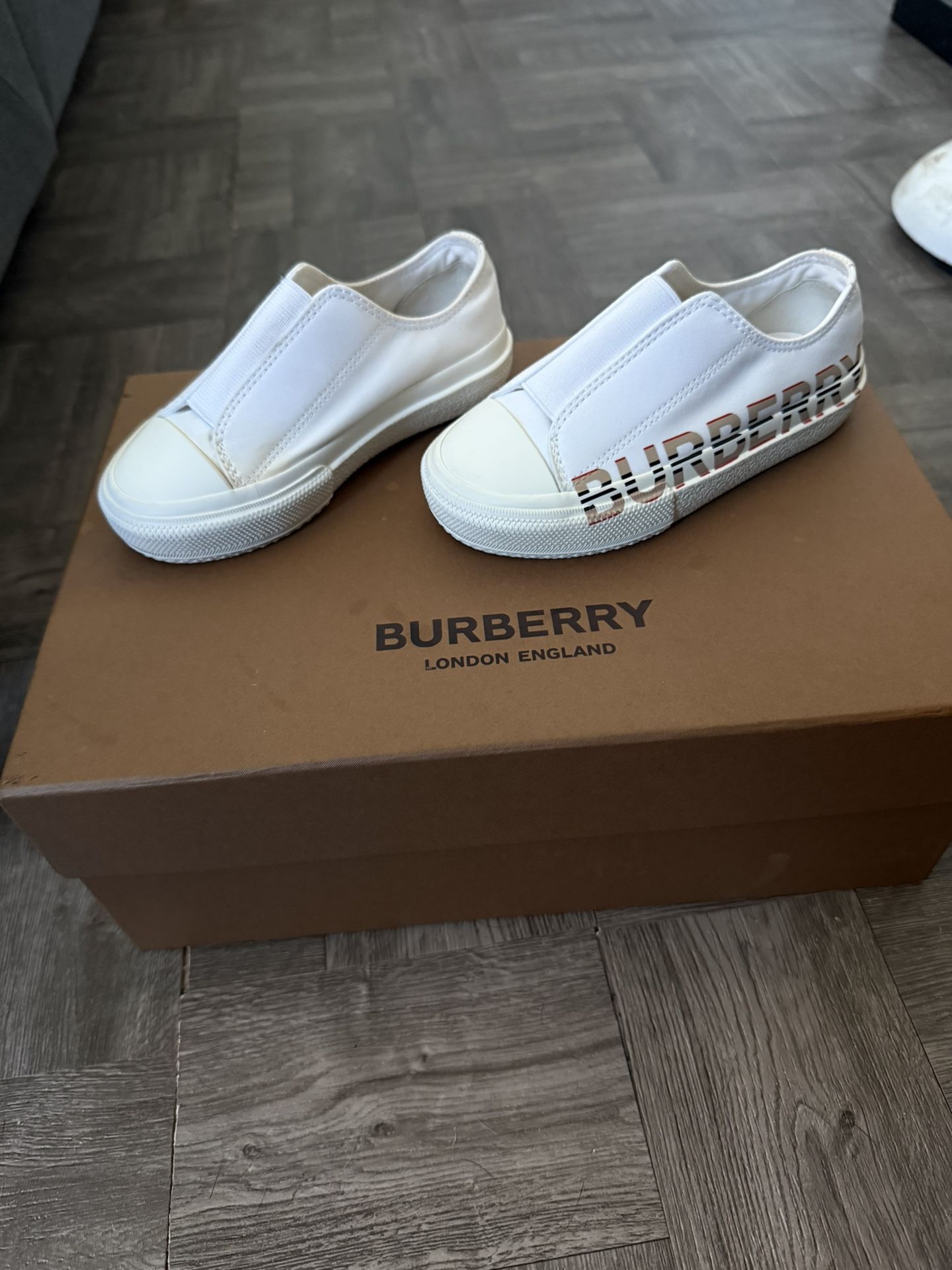 Burberry Shoes 2Y