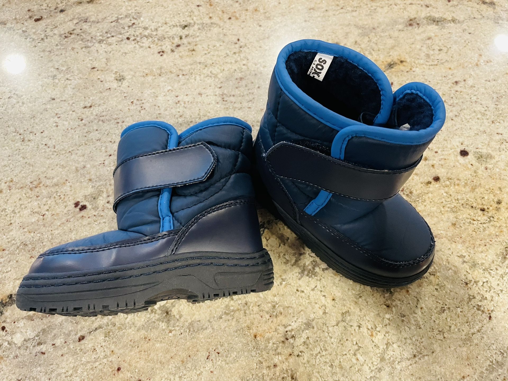 Boys size 7 (toddler) snow boots