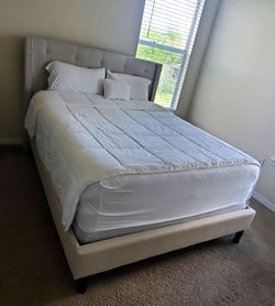 Bedroom Bed Queen Size w/ Headboard, Bed Frame, Slats & Box Spring. NO Mattress