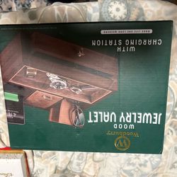 Wooden jewelry valet