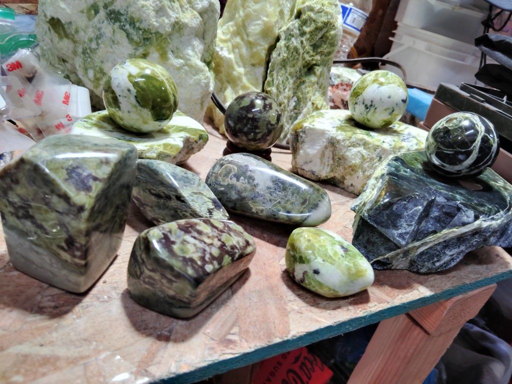 Local Washington Noble Serpentine Decorative Polished Spheres, Spinners, And Other Shapes