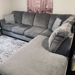 Práctico Sofá en L Gris con Cojines Decorativos