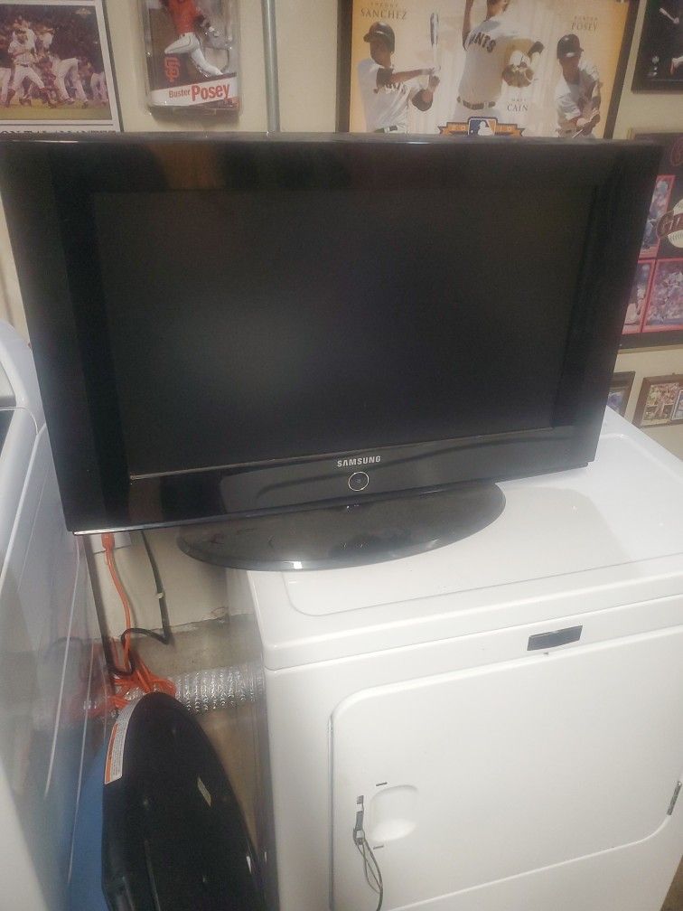 32 Inch TV With Remote  
