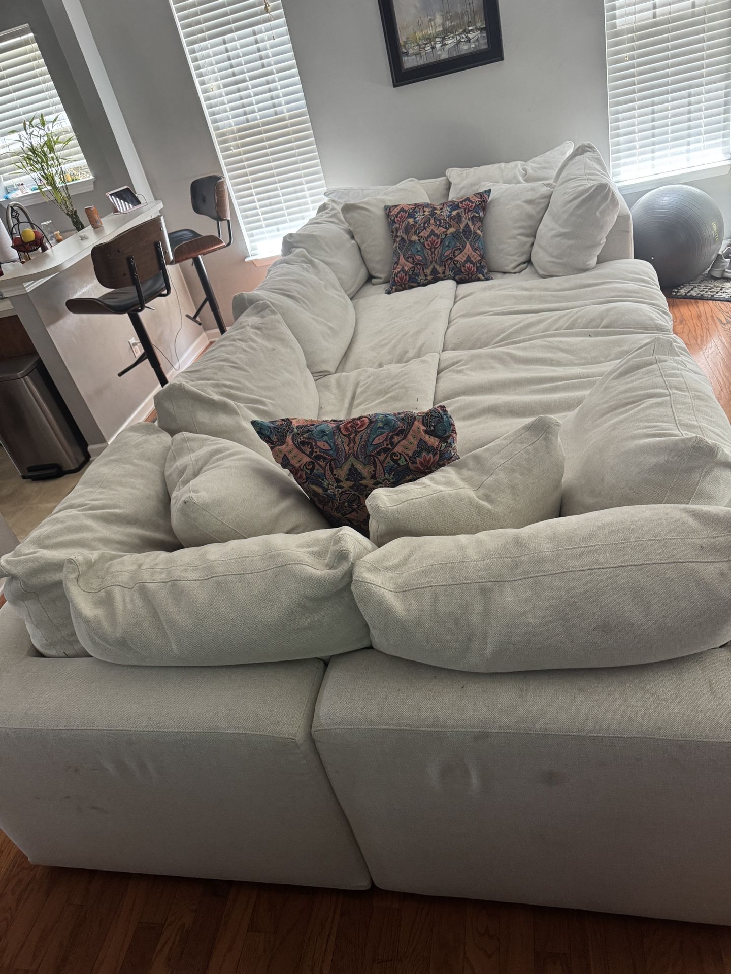Giant 6-Piece Modular Sectional With 2 Ottomans White. Can Configure Many Different Ways.