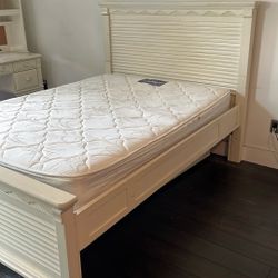 Wood Full Bed frame With Trundle
