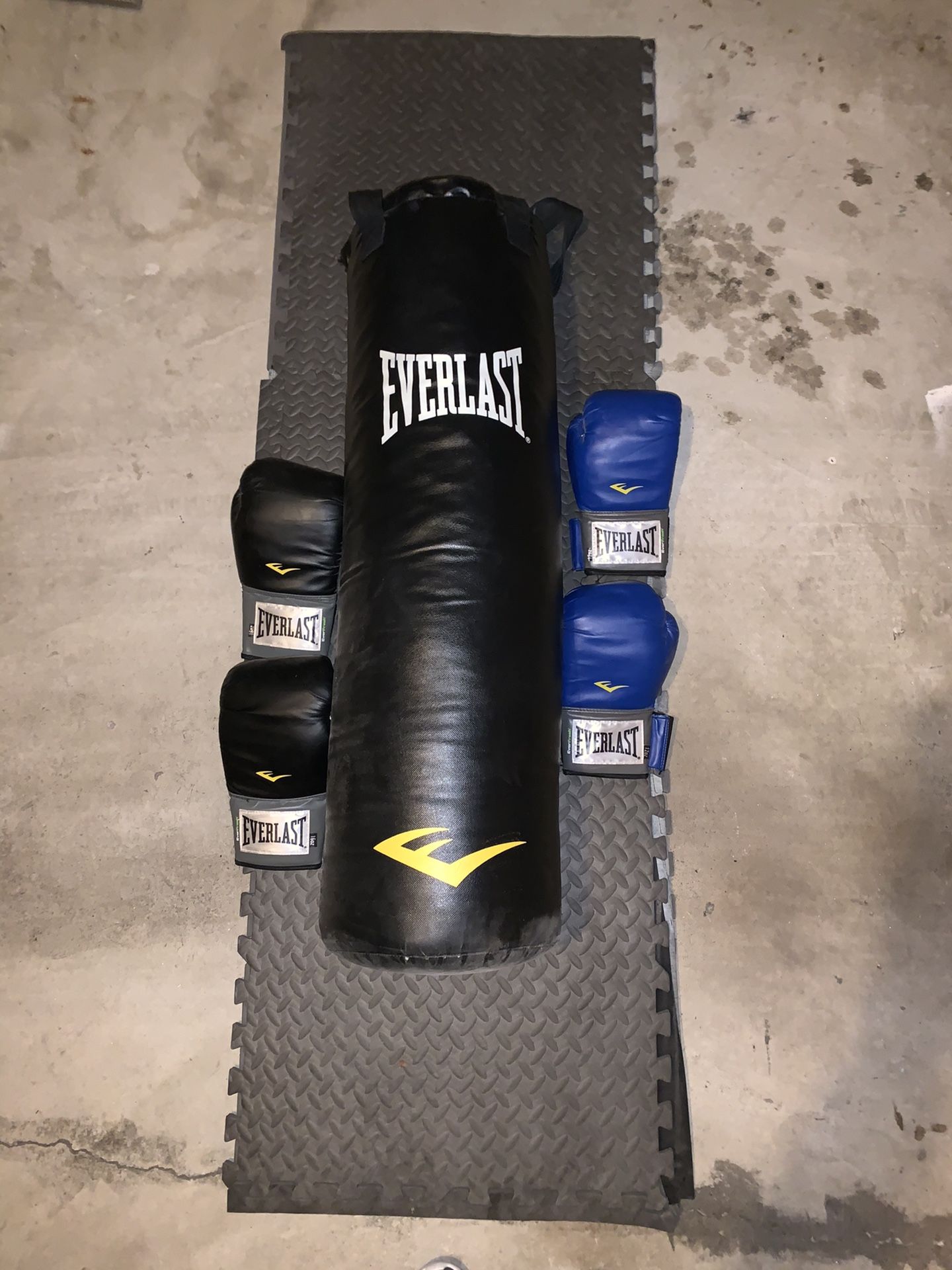 Everlast Nevatear Heavy Bag w/ 2 Pairs of Gloves