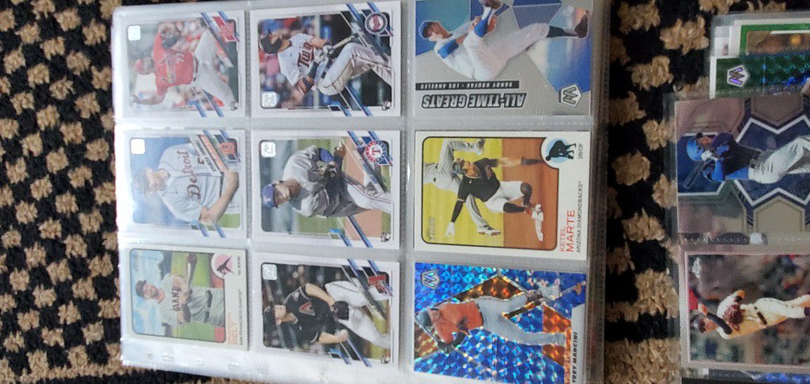 Over 500 Baseball Cards/ 2 Binders