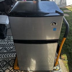 Igloo Mini Fridge