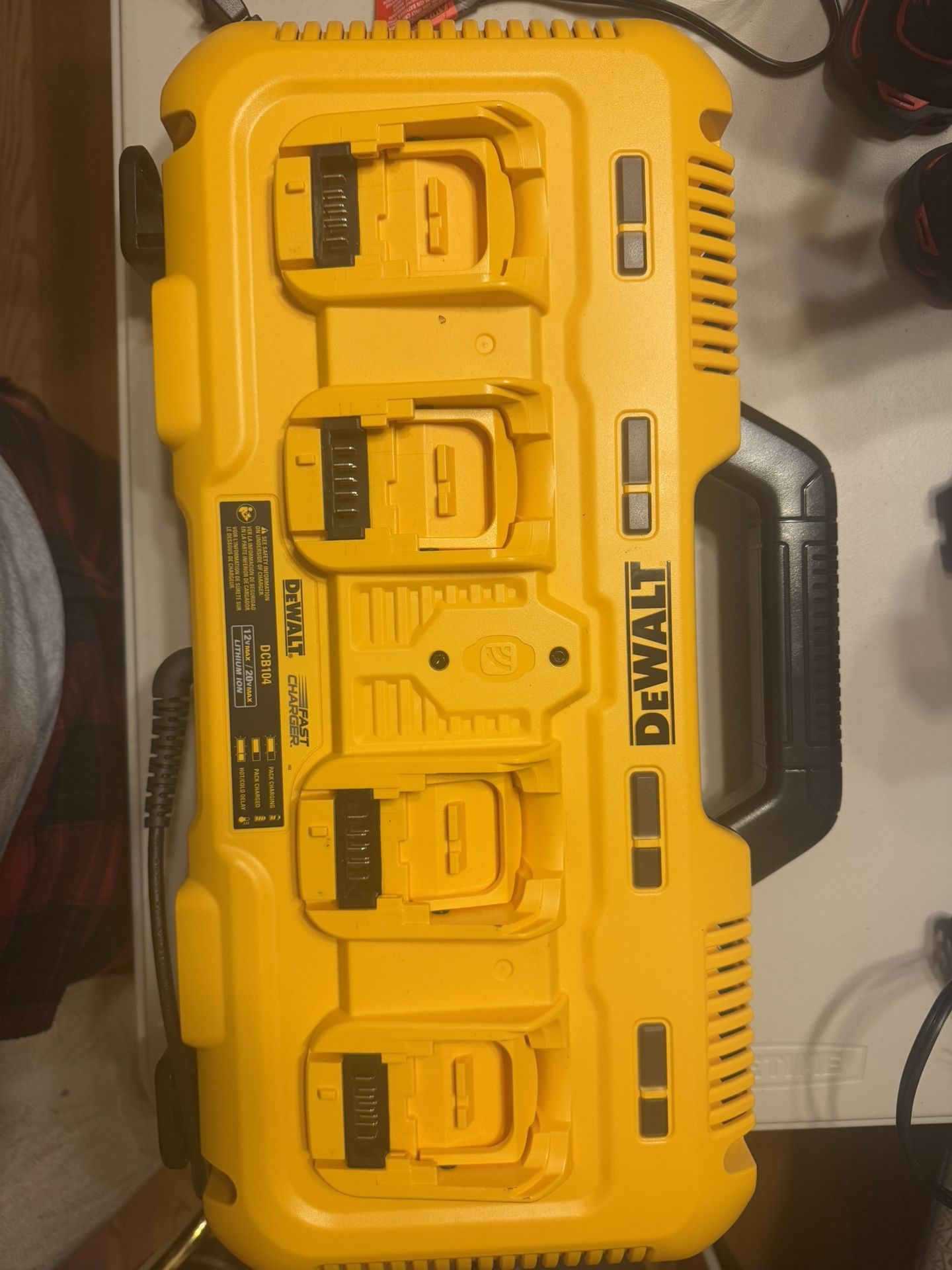 DEWALT 20V MAX Cargador de 4 puertos de carga rápida