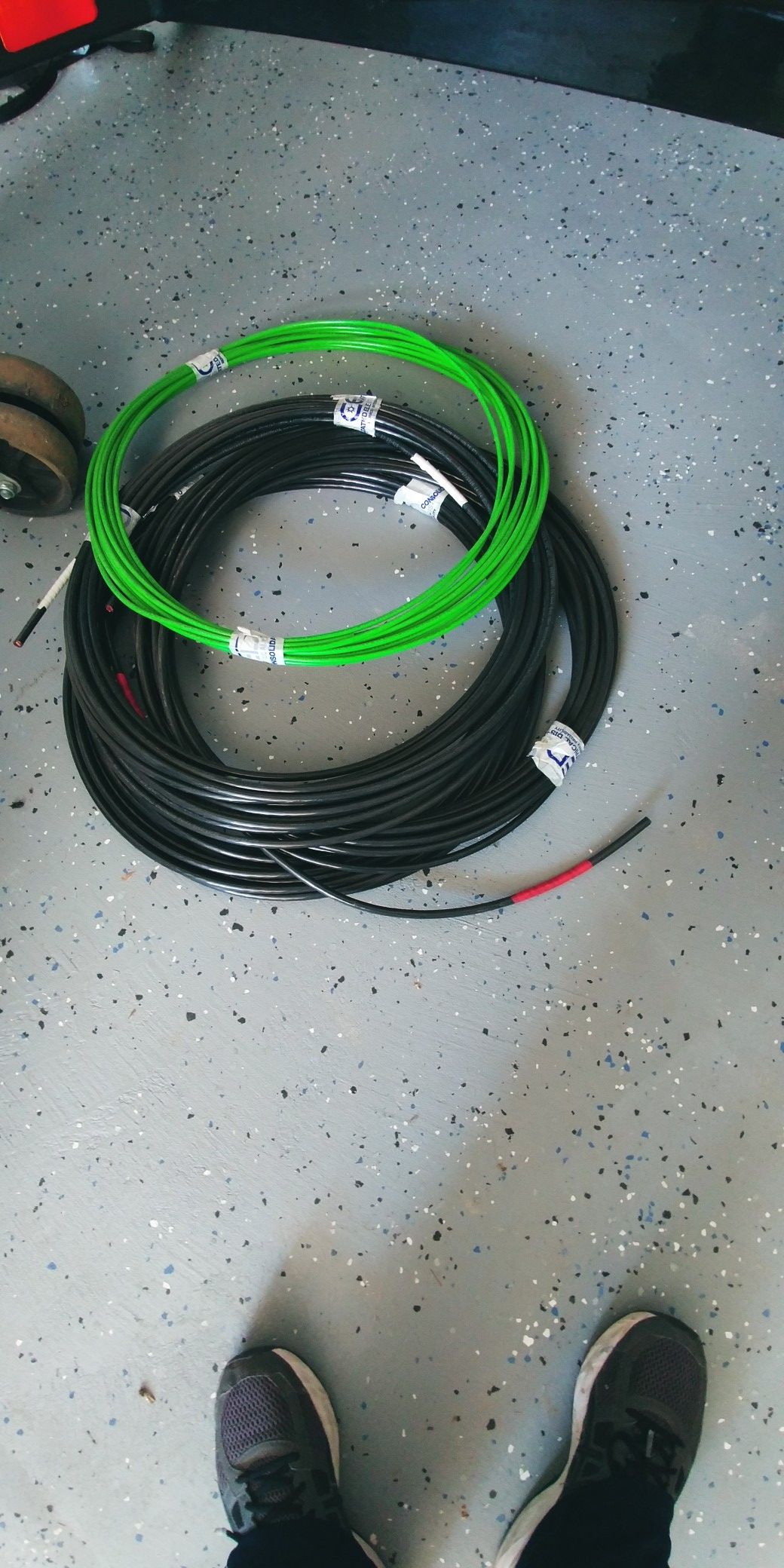 single strands 0f 50' 2 gauge wire and 1 strand of 100' 6 gauge green wire