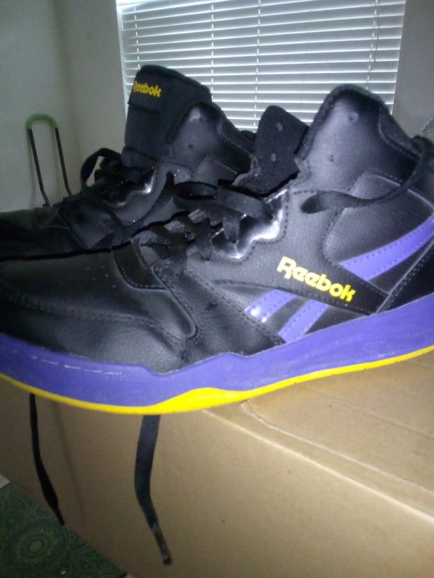 Reebok Kids Basketball Shoes Purple ND Gold.Size 6 Kids $20