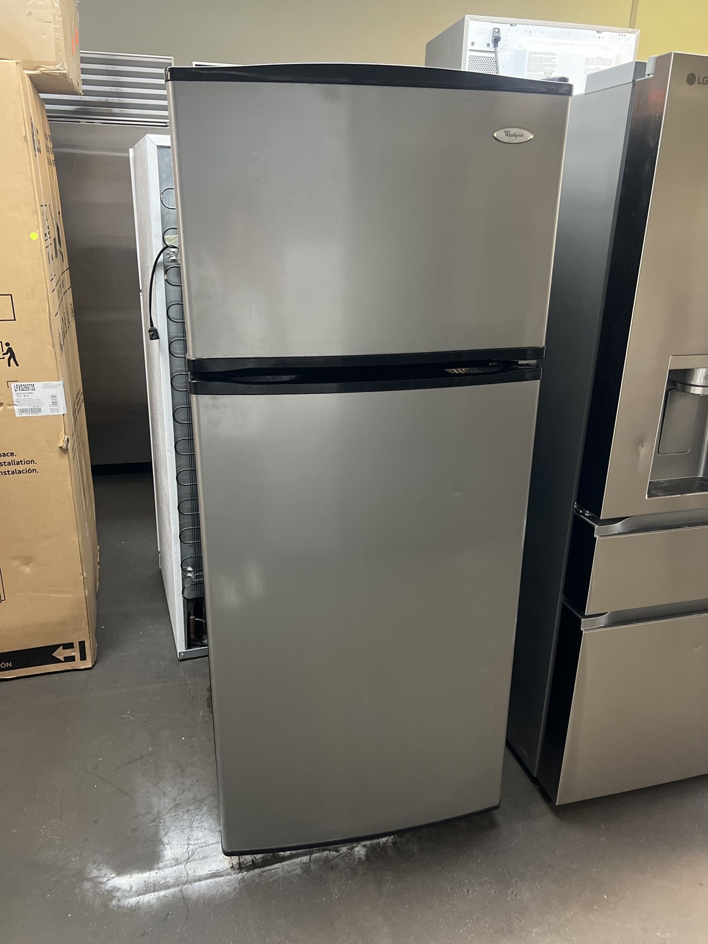 WHIRLPOOL APARTMENT SIZE TOP FREEZER REFRIGERATOR