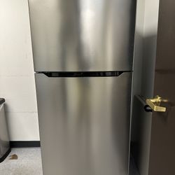 Insignia 18.3 Cu Ft Refrigerator