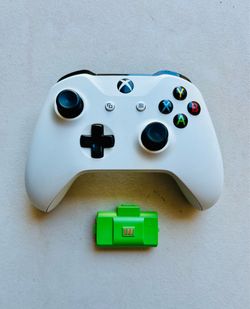 Xbox Wireless Controller W/ Battery Pack