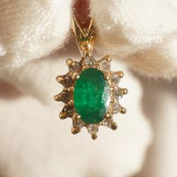 14k Gold Emerald Pendant With Vvs Quality Diamonds