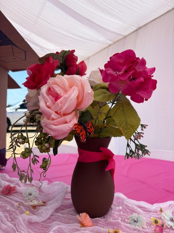 8 Very Nice Center Pieces AVAILABLE Flowers