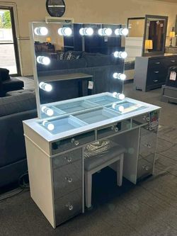 MIRRORED VANITY WITH LIGHTS 