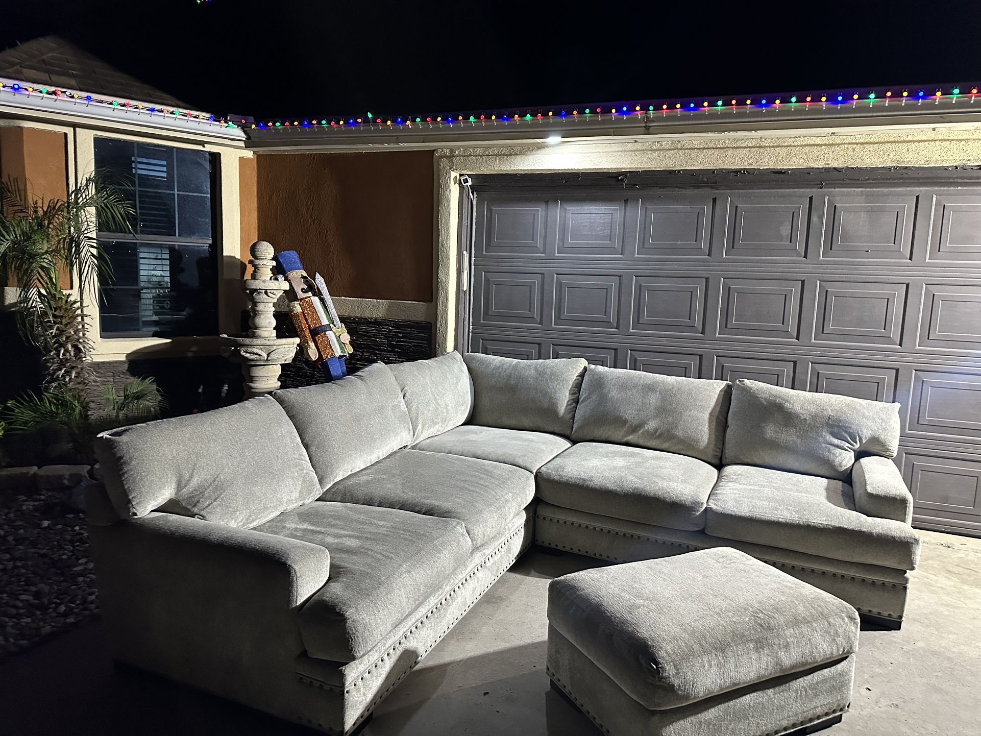 Beautiful Cindy Crawford semi new modern grey sectional in great condition super comfy and clean with ottoman asking 750 must see to appreciate