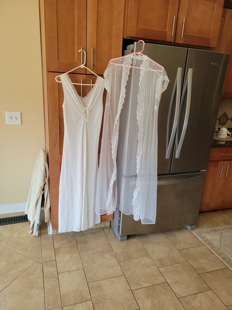 WHITE BEAUTIFUL LACE TRIMMED 1950S SIZE L NEGLIGEE