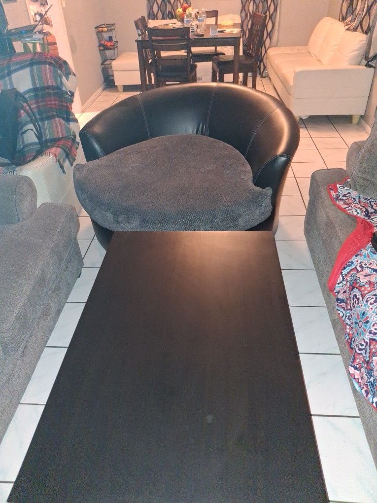 Round Sofa Spins With Black Table