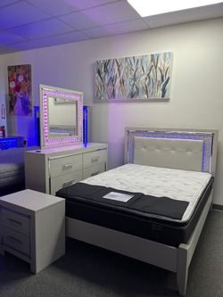 Alligator Embossed Design Queen Bedroom Set in Silver w/LED Lights on SALE