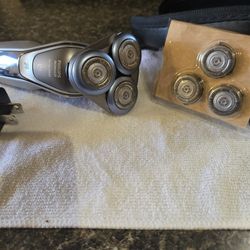 SHAVER - PHILLIPS NORELKO SERIES 6000 MEN'S. WET AND DRY RECHARGEABLE SHAVER.