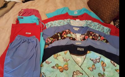 Scrubs size small, lot