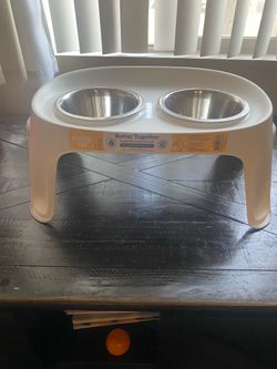 Dog bowl elevated