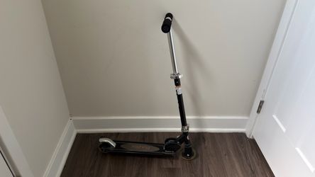 Razor Black Scooter with light on wheels