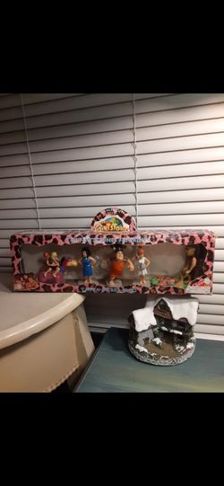 Spencer's Gifts Presents The Flintstones Boxed Figurine Set Dakin 1993 Vintage toy Some Wear $20 Firm 