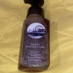 New Bath & Body Works Berry Waffle Cone Foaming Hand Soap