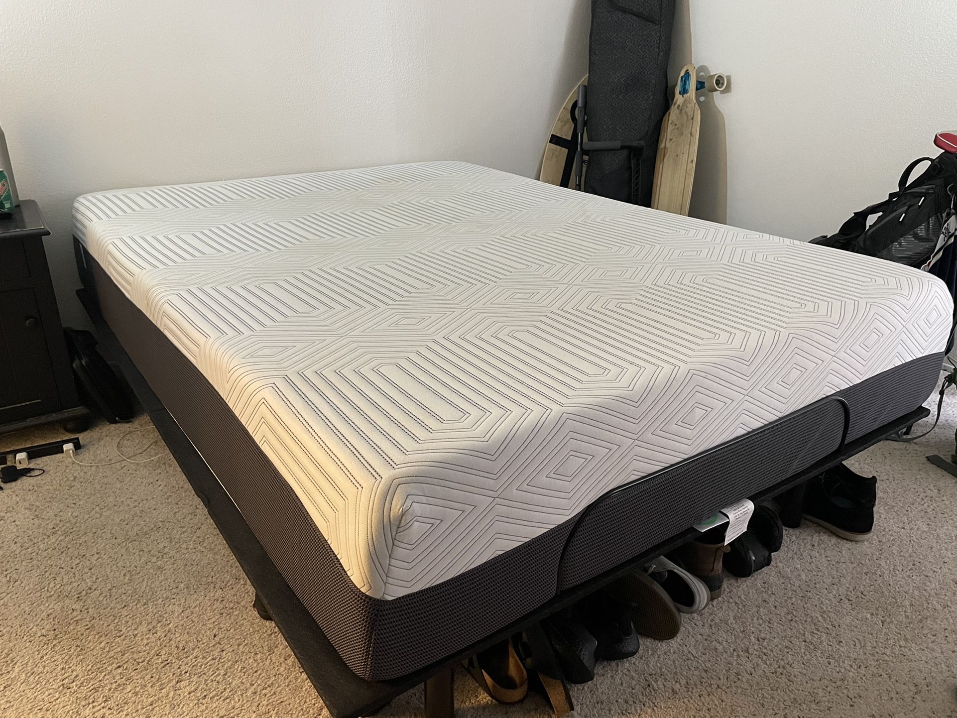 Sleepy’s Curve Memory Foam Mattress - Queen With Adjustable Base