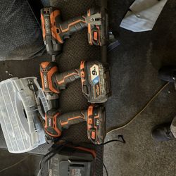 Ride light and drill and impact 18 V three batters with charter