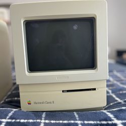 1991 Apple Macintosh Classics and Apple Macintosh Classic II With manuals