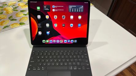 Apple iPad with Smart Keyboard Folio