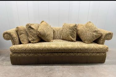 Elegant Traditional Sofa – Excellent Condition | 103” Wide