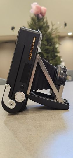 MiNt RF70 Polaroid Camera