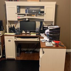 MOVING!!!!REDUCED PRICE.  Office Desk With Hutch 