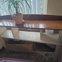 Wooden storage shelves / Étagère