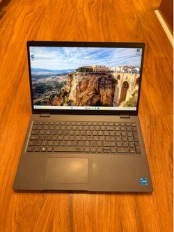 Dell Latitude 3540 Core i5 13th gen 16GB Ram 500GB SSD Windows 11  15.6” UHD Screen Laptop with charger in Excellent Working condition!!!!!  Specifica