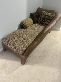 Wicker Chaise Lounge Chair w/ Cushions and pillows – Great Condition