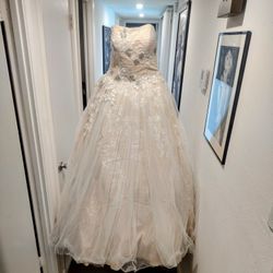 Oleg Cassini wedding dress in size 4