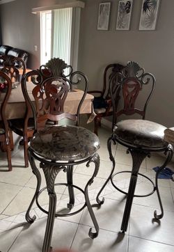 4 stools for minibar - 4 sillas altas.
