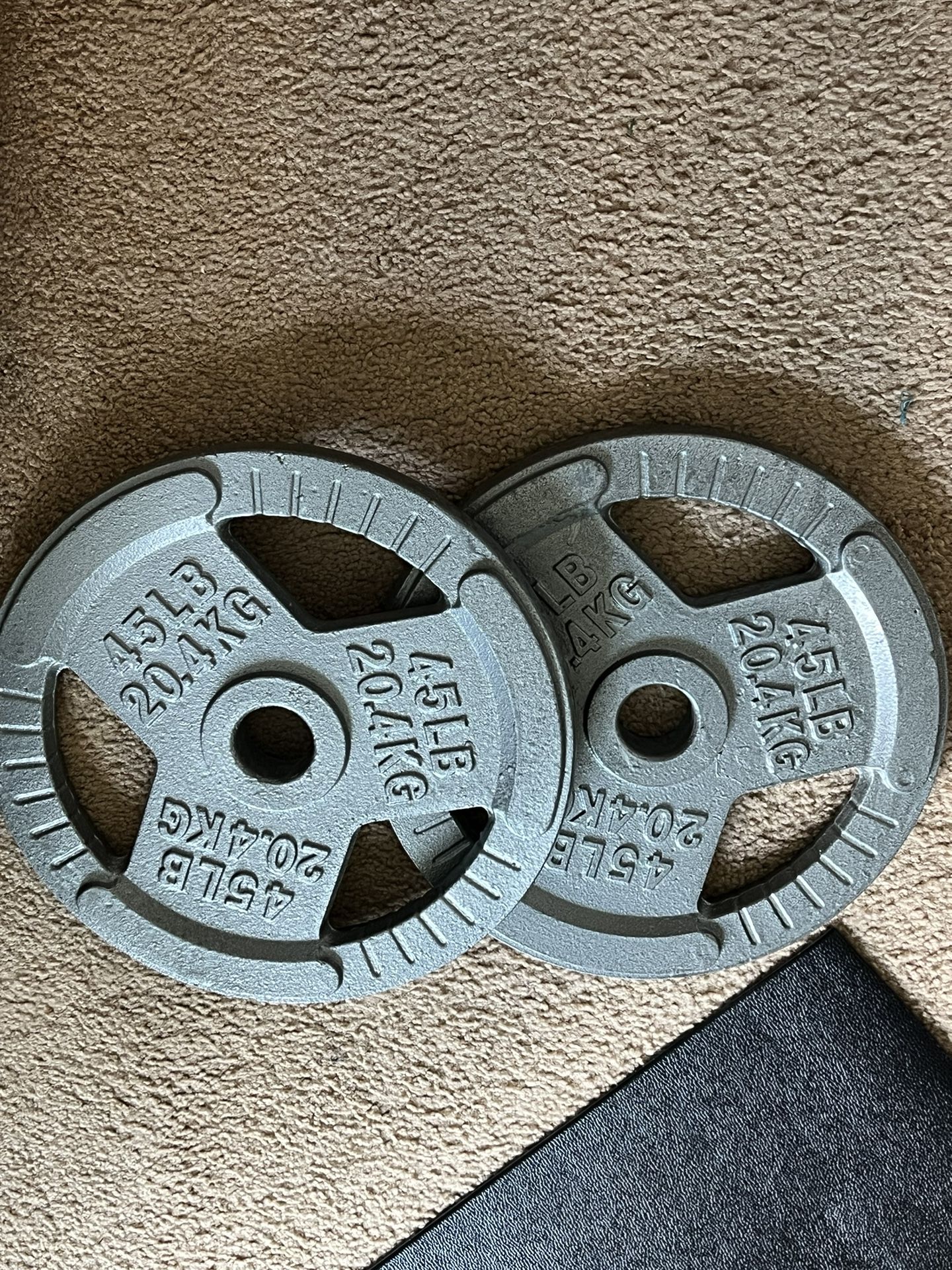 2 OLYMPIC TRI—GRIP WEIGHT PLATES —90lbs Total