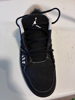 Jordan’s black white (Men Size 9)