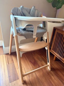 Momcozy  DinerPal 5-in-1 High Chair + Soft Cushion – Brand New / Never Used
