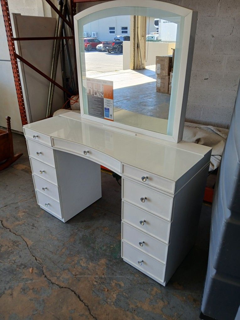 Tresanti Vanity Table With LED Lighted Mirror