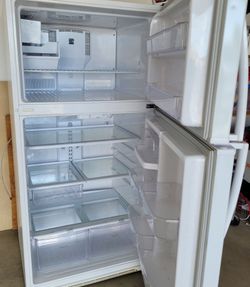 White Kenmore Top Freezer Refrigerator. Used, in good working condition. Refrigerator is plugged in, clean and ready to use. 

33"W x 30"D x 66"H 

$2